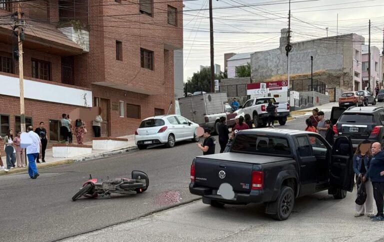 Motociclista herido tras ser chocado por una camioneta en el centro de Comodoro