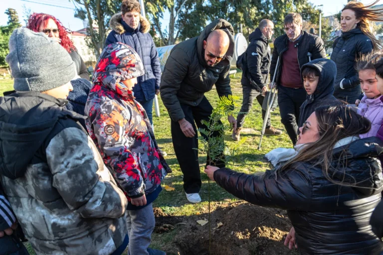 Abel Pintos plantó un árbol en Comodoro