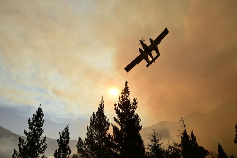 Con el apoyo de numerosos medios aéreos, brigadistas de Chubut y de otros puntos del país combaten los incendios forestales en la Cordillera