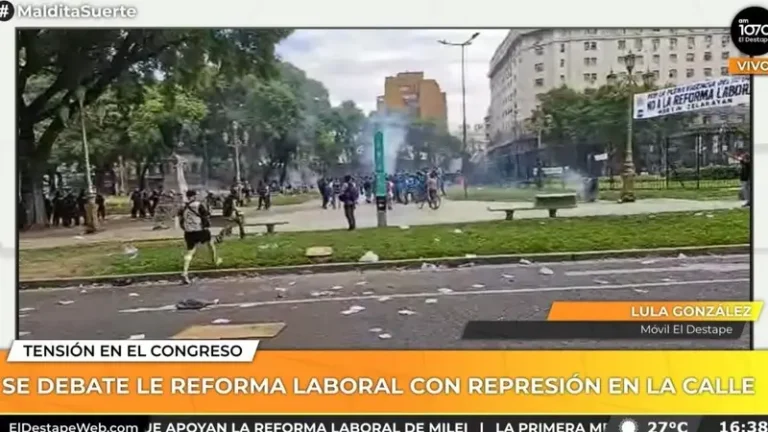 Video: intentaron detener a una periodista durante la represión frente al Congreso