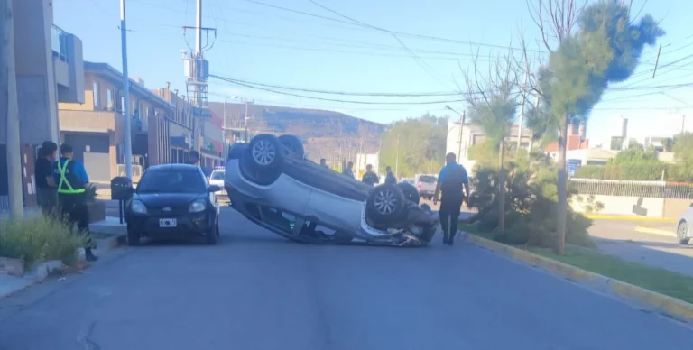 Rada Tilly: se descompensó y volcó en Av. Fragata Sarmiento