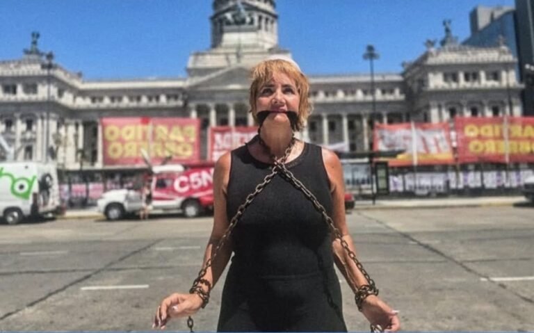 Nancy Pazos realizó una protesta encadenada y amordazada durante el debate por la reforma laboral
