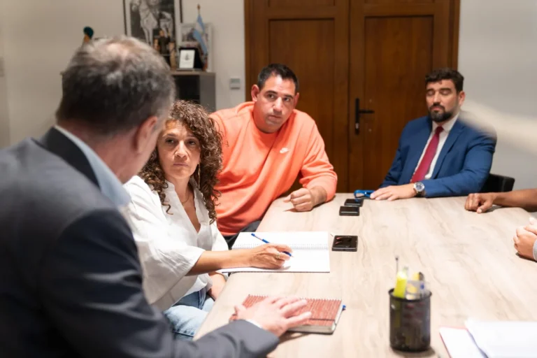 Vecinos de barrio Médanos valoraron avances tras reunión con el intendente y la empresa IATASA