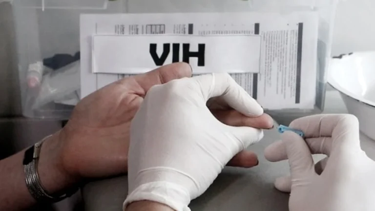 Cuidarse para cuidar: realizan testeos rápidos y gratuitos de VIH y sífilis en el Hospital Alvear