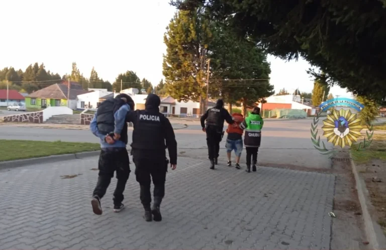 Padre e hijo detenidos en Esquel tras atacar una comisaría con piedras y palos