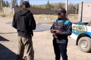 Patrullaje preventivo permitió detener a un hombre con pedido de captura en un barrio de Comodoro
