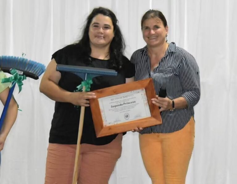 Polémico: un municipio entregó baldes, escurridores y escobas por el Día de la Mujer