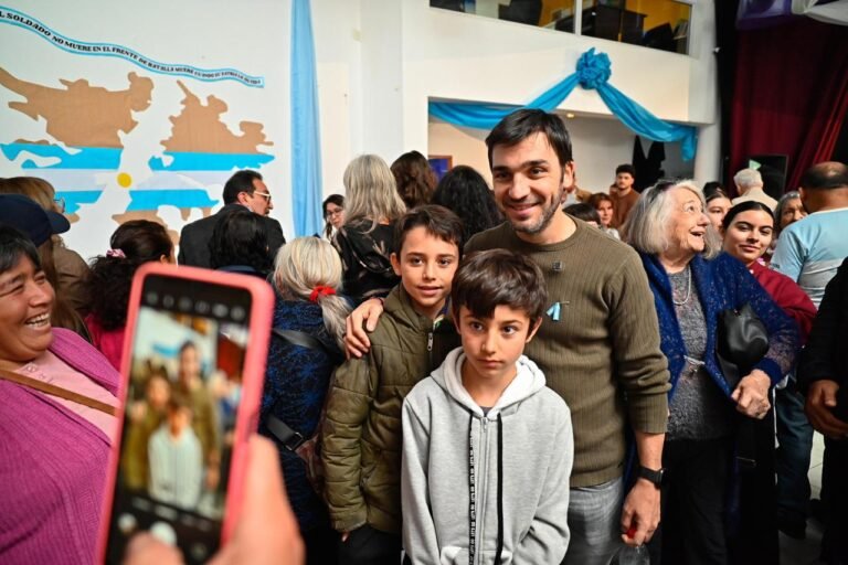 En el aniversario de Lago Puelo, Torres entregó viviendas a vecinos y anticipó la pronta finalización de la ampliación del Hospital y un Centro de Convenciones para la localidad