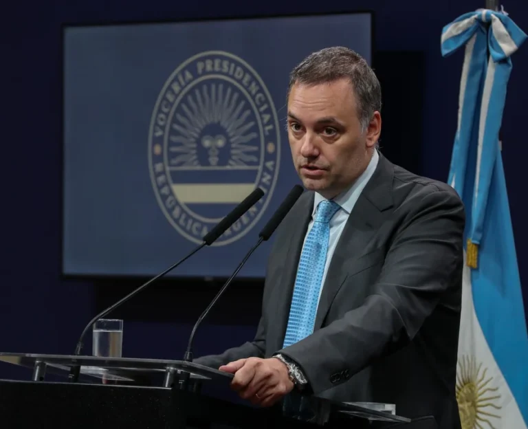 La Justicia investiga otro posible viaje de Manuel Adorni