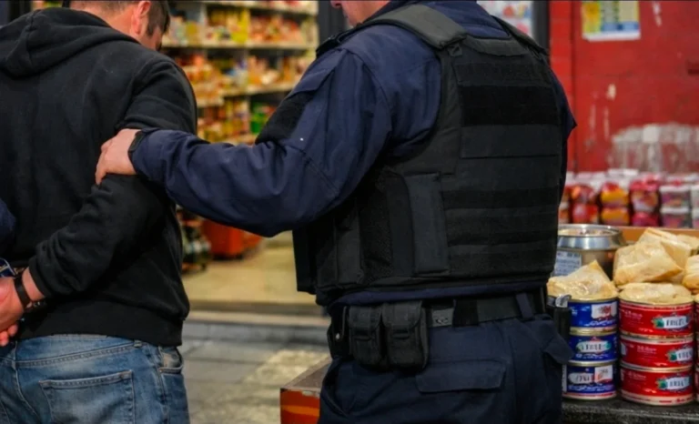 Trelew: terminaron a las piñas tras el intento de hurto de sardinas y queso