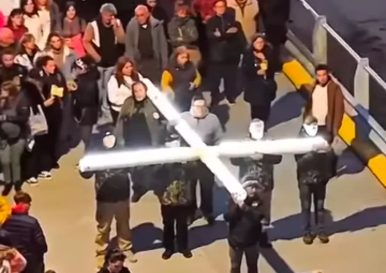 El Vía Crucis Submarino volvió a emocionar en Puerto Madryn con un fuerte homenaje a Malvinas