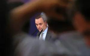 En España ya hubo un «caso Manuel Adorni» y terminó preso