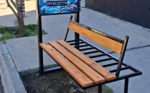 Gesto solidario: una peluquería de Comodoro instaló un banco en una parada de colectivos