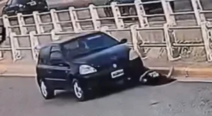 Una empresa de seguros utilizó el video del accidente de una mujer en Comodoro para promocionar sus servicios