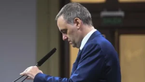 La explicación de Adorni no convenció y el caso ya tiene repercusión mundial