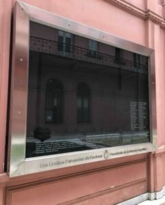Misterio por el paradero de una histórica bandera de Malvinas retirada de Casa Rosada