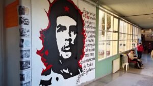 El mural del Che Guevara volvió a la universidad de Trelew tras ser vandalizado